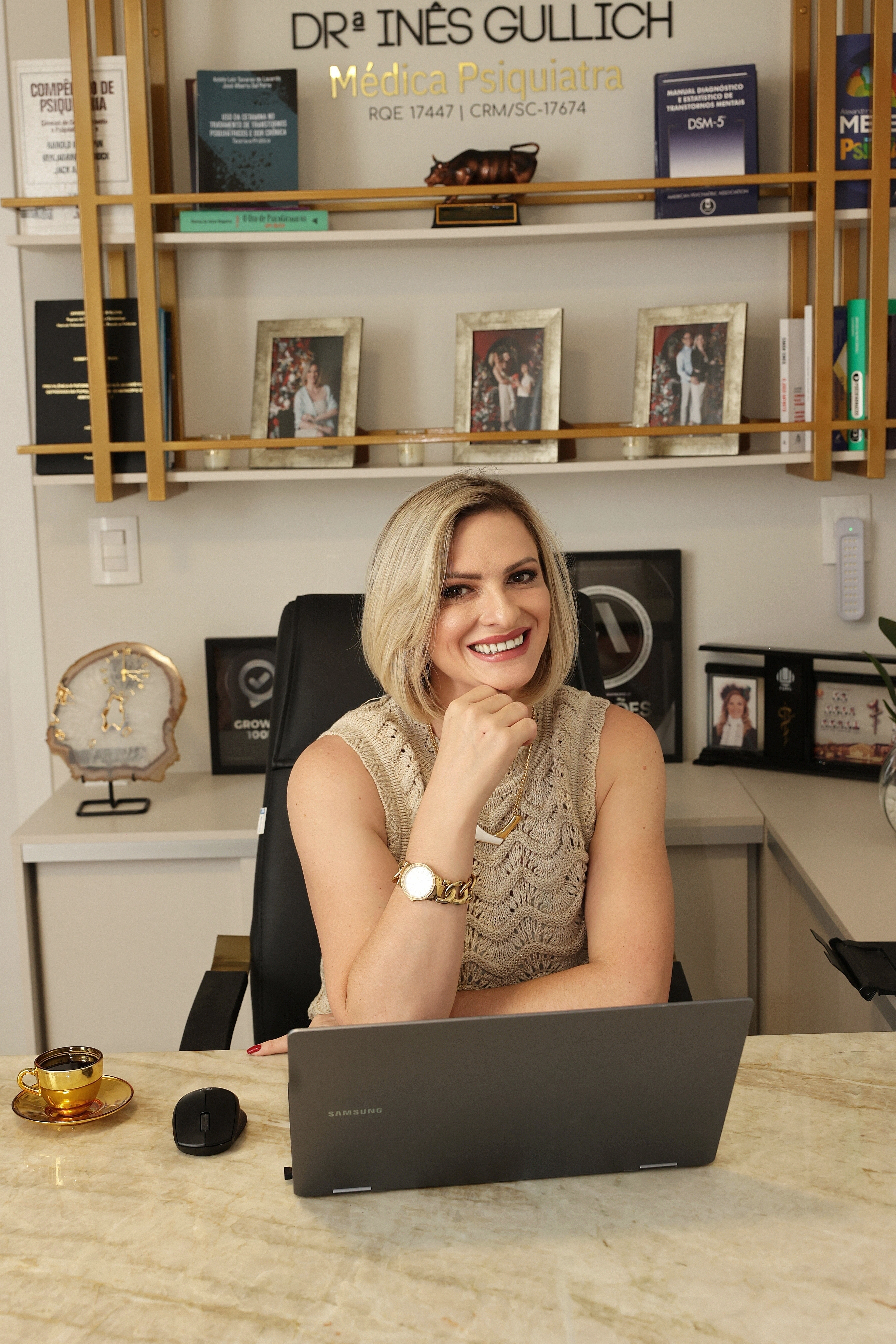 Doutora Inês em seu escritório