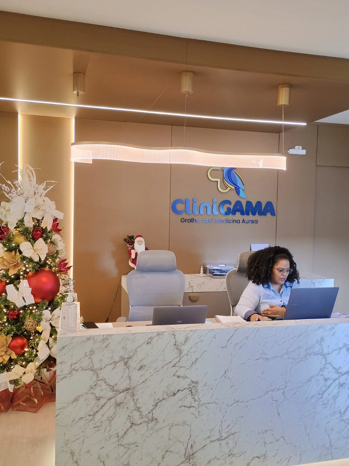 Médico sorrindo durante atendimento em consultório