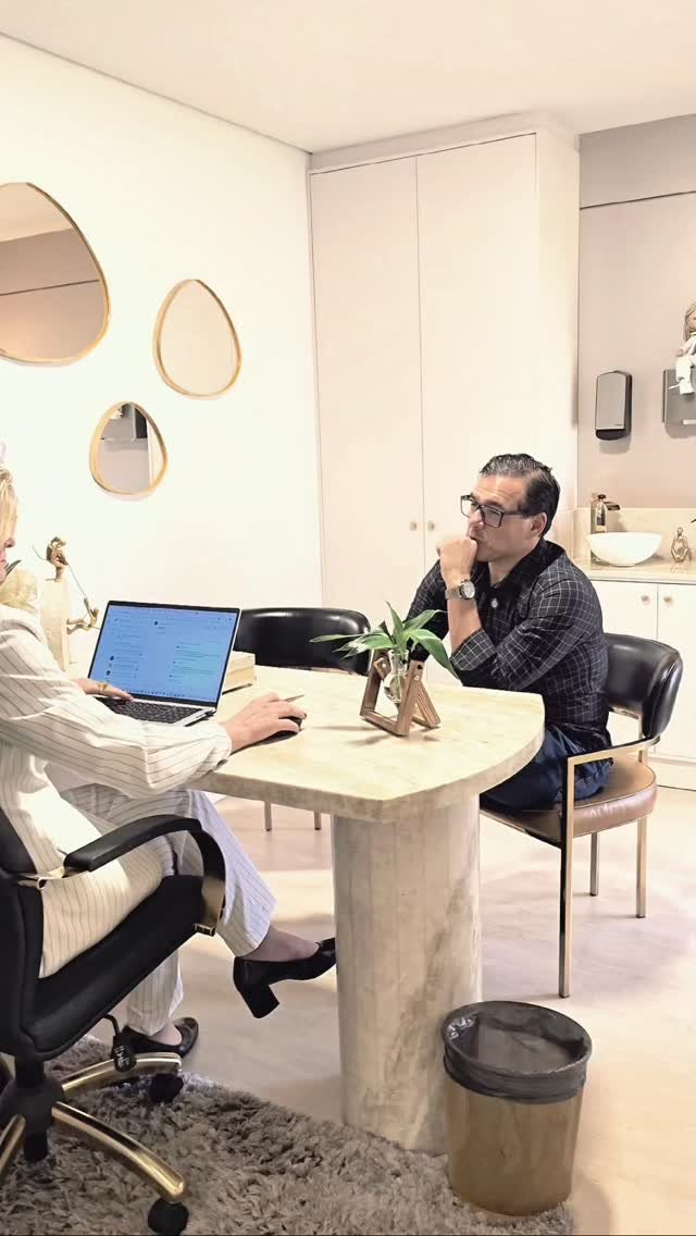 Consulta em sala clínica moderna com paciente e especialista